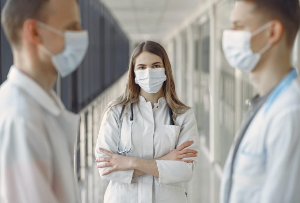 Jak korzystać z porad online ginekologa, okulisty, dermatologa